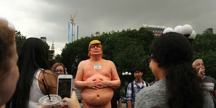 El colectivo de arte INDECLINE creó cinco estatuas del candidato republicano Donald Trump desnudo y las instaló en San Francisco, New York, Los Ángeles, Cleveland y Seattle este jueves 18 de agosto.