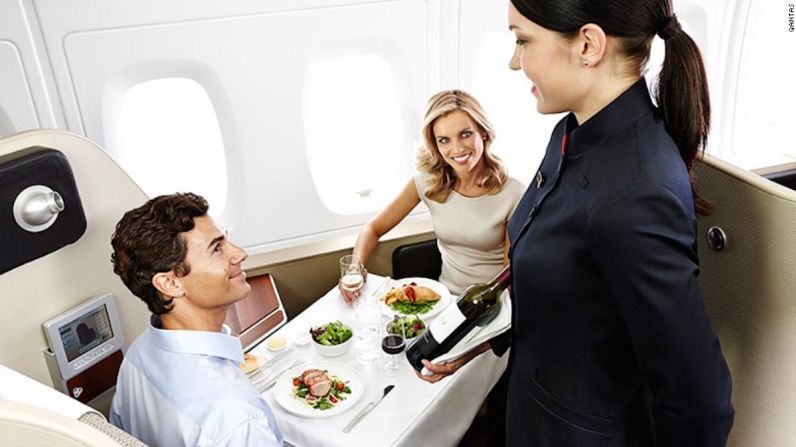 El mejor vino en aerolínea: Qantas — “Creo que uno de los mejores vinos en el mundo viene de Australia —llámenme parcializado— y Qantas tiene unos de los mejores expertos en vinos y mixologistas de Rockpool que deciden qué servirte en el vuelo”, dice Loukas.