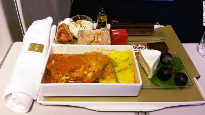 La mejor comida mejorada: AirFrance — “En un reciente viaje de París a Singapur disfruté la comida que preordené. Pagué 28 euros (31 dólares) para mejorar mi comida creada por los chefs del afamado instituto culinario Lenore en colaboración con Air France”, dice Loukas.