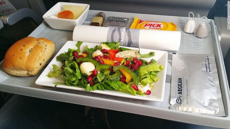 La mejor comida en Europa: Aegean — La aerolínea griega Aegean ofrece a los viajeros una introducción a lo mejor de la cocina de Grecia. “Es como probar la comida de Grecia cada vez que estás a bordo de sus viajes. Es un gran embajador del país con sus comidas y productos en los vuelos”, dice Loukas.