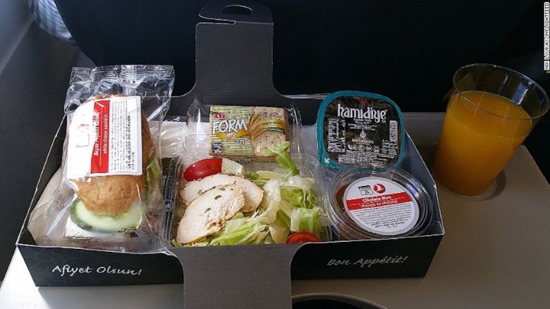 Turkish Airlines: Delicioso aún en viajes cortos — “Las comidas siempre están en su punto, deliciosas y siempre las sirven, incluso en viajes cortos”.