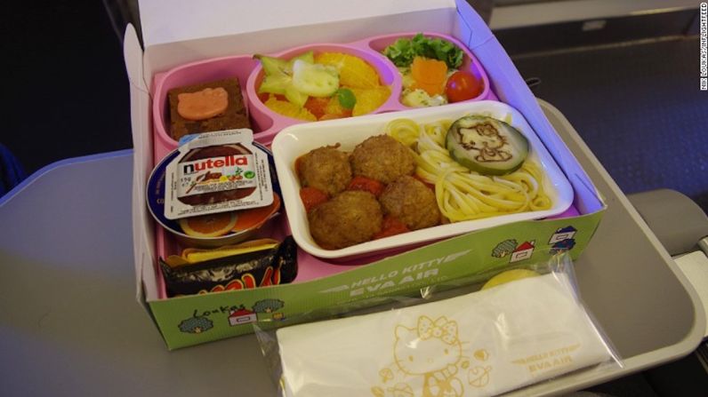 La mejor para niños: Lufthansa / Eva Air — Hay un empate entre estas dos aerolíneas. “Lufthansa tiene un gran énfasis en la comida para los niños y tiene un chef famoso que la prepara específicamente para ellos. Eva Air tiene esas geniales comidas de Hello Kitty en algunos viajes, algo que mantendrá a los niños entretenidos a la hora de la comida. (Y sí, ¡he probado la comida!)”