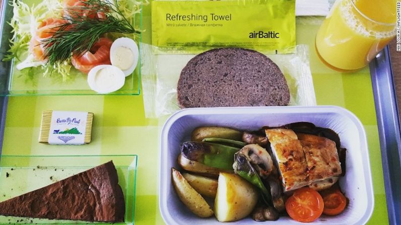 Mejor aerolínea innovadora: Air Baltic — El sistema para ordenar comida en Air Baltic gana cuando se trata de innovación. “Los pasajeros pueden seleccionar todo lo que quieran comer en su viaje, desde la ensalada hasta el postre. Es un fantástico concepto que realmente te permite elegir qué comer durante el viaje.