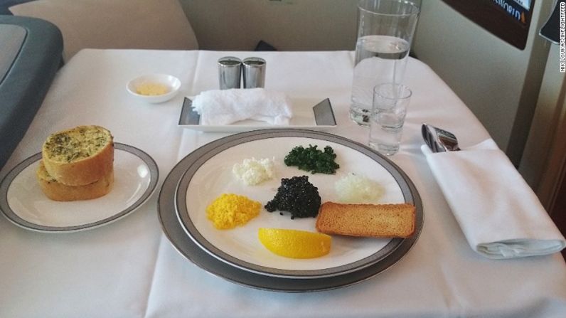 Singapore Airlines — Reserva el servicio de cocina — Loukas dice “Si puedes, aprovecha de algunas de las deliciosas comidas del servicio ’Book the Cook’ disponibles exclusivamente para los pasajeros de primera clase o Suites. Es como cenar en tu restaurante privado a 10.000 kilómetros de altura”. A parte de servir la mejor comida, también tienen los precios más económicos.