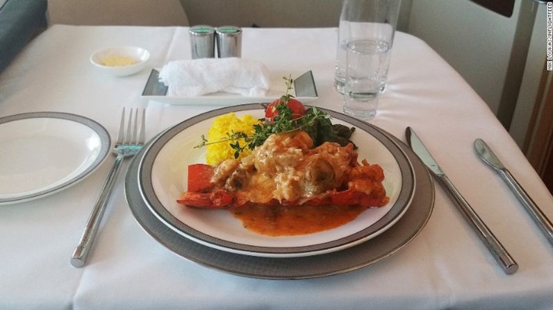 Mejor primera clase: Singapore Airlines — La aerolínea nacional de Singapur sirve la mejor comida de primera clase en un vuelo, según Loukas. “Las suites de Singapore Airlines, ofreciendo la mejor experiencia de comidas en primera clase. Me gustó mucho mi langosta termidor y el caviar que me ofrecieron recientemente en un vuelo de Singapur a Melbourne”.