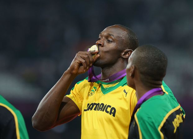 Bolt celebra su medalla en los 200m en Londres 2012.