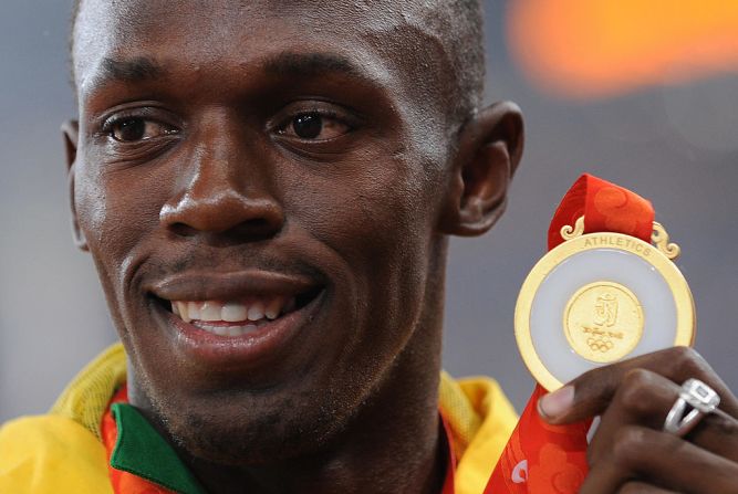 Bolt posa con su medalla de los 200m en Beijing 2008