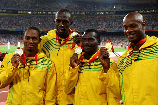 Acá con sus compañeros Michael Frater, Nesta Carter y Asafa Powell en el oro de la carrera 4 x 100m en Beijing 2008.