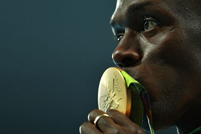 Bolt besa su medalla de oro obtenida tras ganar los 100m en Río 2016.