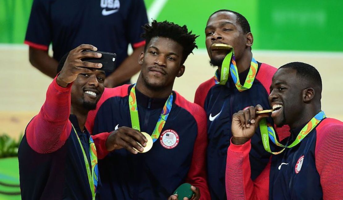 Los jugadores estadounidenses Harrison Barnes, Jimmy Butler, Kevin Durant y Draymond Green posan para una selfi tras recibir la medalla de oro que los acredita como campeones olímpicos de baloncesto, en Río 2016.