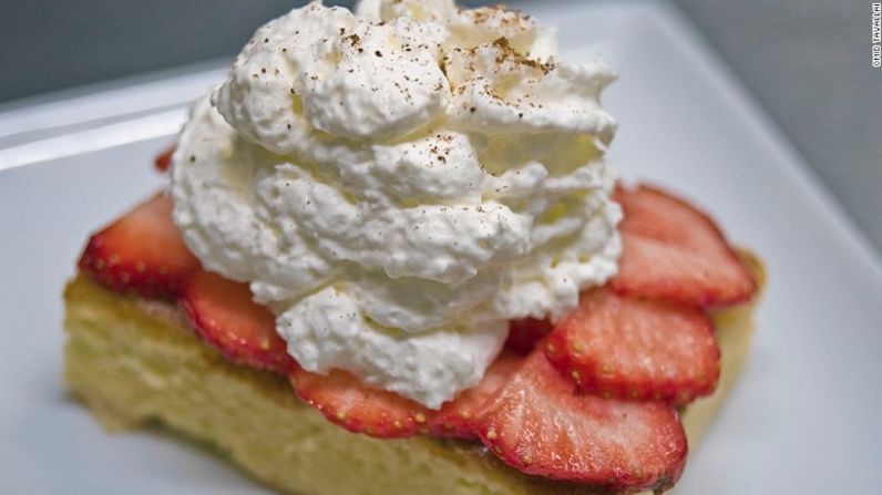 México: Tres Leches — El postre de tres leches es popular en varias ciudades de Latinoamérica. Es una torta empapada en leche condensada, leche evaporada y leche regular cubierta de crema batida.