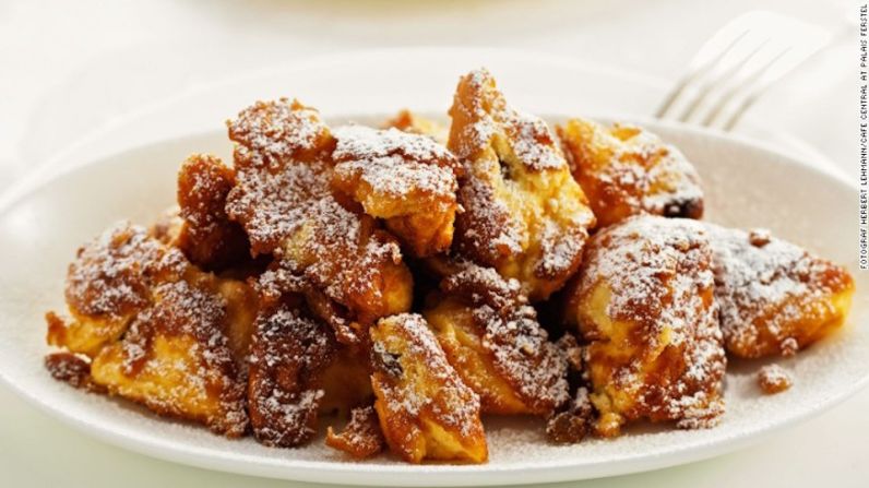 Austria: Kaiserschmarrn — El Kaiserschmarrn es un plato especial que a veces puede ser pedido como comida principal en Austria. Los esponjosos pancakes son cortados en pequeños pedazos y se bañan en salsa de frutas. El Cafe Central de Viena sirve un kaiserschmarrn súper grande.