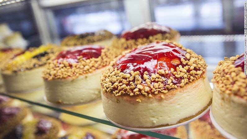 Estados Unidos: Cheesecake — El cheesecake, que ganó su popularidad en Nueva York, está hecho de queso, azúcar y huevos en una base de galletas aplastadas.