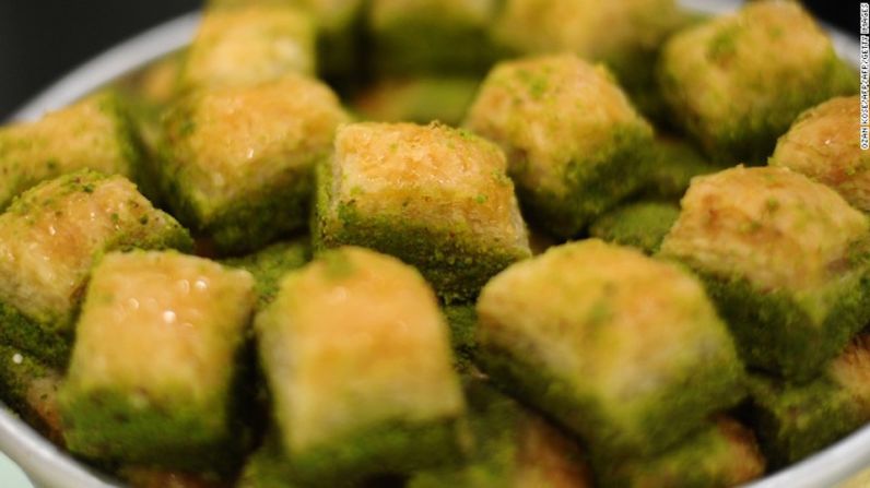 Turquía: Baklava — Siempre hay algún salón con baklava al final de una comida turca. Las de la provincia de Gaziantep están hechas de capas de hojaldre rellenas de crema de sémola y pistacho. Este postre turco se convirtió en el primero en ser reconocido como un plato protegido por la Unión Europea en 2013.