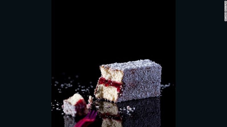 Australia: Lamington — El clásico Lamington australiano fue nombrado en honor a un gobernador de Queensland. Consiste en una torta esponjosa plana realzada con una cubierta de chocolate y con coco.