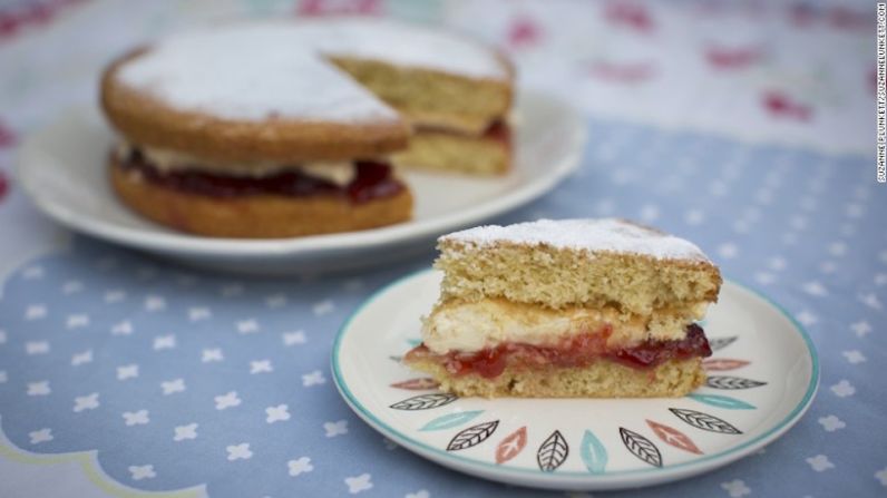 Gran Bretaña: Tarta Victoria — Muy pocas cosas completan una sesión de té en las tardes como una perfecta rebanada de la tarta victoria hecha en casa. Nombrada en honor a la reina Victoria, este pastel con mermelada de frambuesa y a veces con crema, ha sido regularmente elegida como la favorita del país.