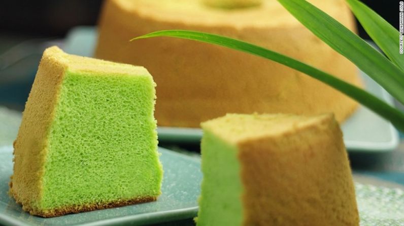 Singapur / Malasia: Torta Pandan — Es esencialmente una torta de chifón y tiene una infusión de jugo de color verde de la palma de pándano, dándole una dulce fragancia boscosa y un alarmante tono radioactivo. Esta torta es muy popular en Singapur y Malasia.