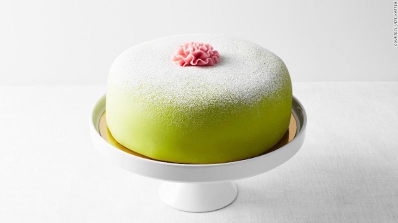 Suecia: Pastel Princesa Sueca — Este pastel sueco es un es un domo de torta esponjosa, mermelada, natilla y crema, cubierta con una hoja de verde de mazapán. El Vete-Katten de Estocolmo es uno de los mejores lugares para disfrutar de la experiencia sueca fika (una pausa para tomarse un café acompañado de una torta).