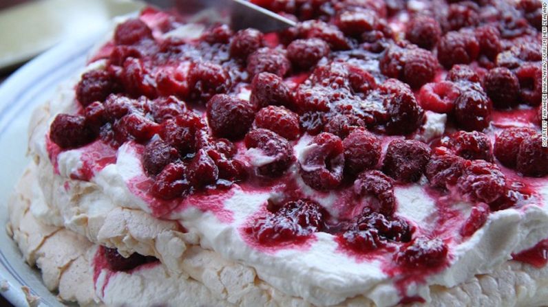 Nueva Zelandia: Pavlova — Este postre fue inventado (según el Diccionario Inglés Oxford) en Nueva Zelandia y fue nombrado en honor a la bailarina rusa Anna Pavlova. Este merengue se sirve con crema batida y frutas de verano. Explora la galería para ver otras delicias que son considerados tesoros nacionales.