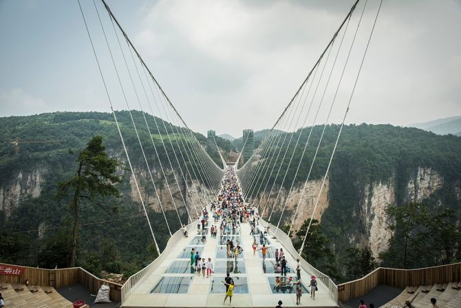 China inauguró el puente del Gran Cañón de Zhangjiajie. Dispuesto entre dos acantilados, sus 430 metros de largo y seis de ancho penderán a 300 metros del suelo. Solo 13 días después lo tuvo que cerrar.