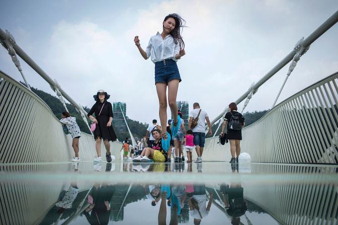 El piso del puente está hecho de cristal, lo que les ofrece a los visitantes una vista única, y a veces aterradora.