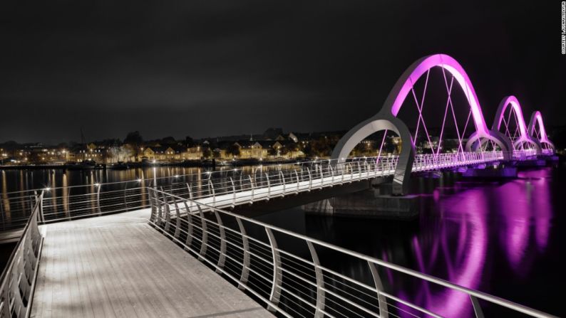 Puente Sölvesborg de Ljusarkitektur, 2013 (Sölvesborg, Suecia) –En un giro poco común, el puente de Sölvesborg –el puente peatonal más largo de Europa con más de 758 metros- fue especialmente mejorado por una empresa de diseño de iluminación en lugar de un arquitecto. Ljusarkitektur montó la estructura con luces LED que cambian de color.