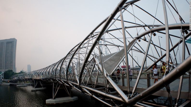 Puente Hélice de Cox Arquitectura, 2010 (Bahía de Marina, Singapur) – Cuando abrió en 2010, el puente Hélice de Singapur fue el primero en incorporar la forma de una doble hélice. La estructura simboliza la vida, la renovación y el crecimiento y está ubicado cerca del casino Marina Baya Sands de Moshe Safdie de 5.700 millones.