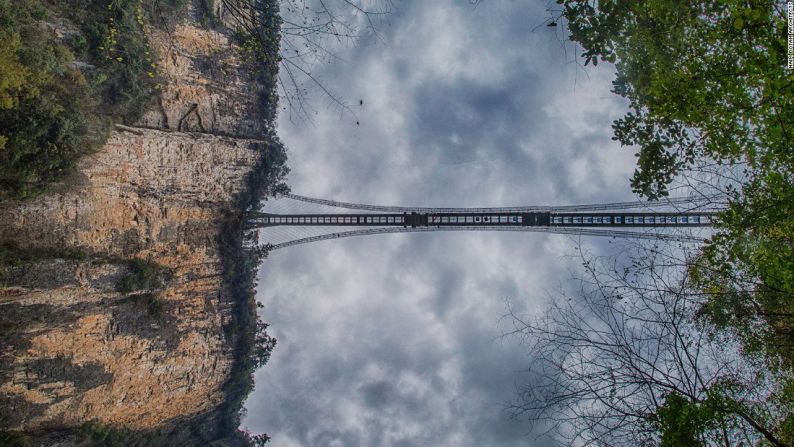 Puente del Gran Cañón de Zhangjiajie por Haim Dotan – El puente abrió al público el 20 de agosto de 2016.