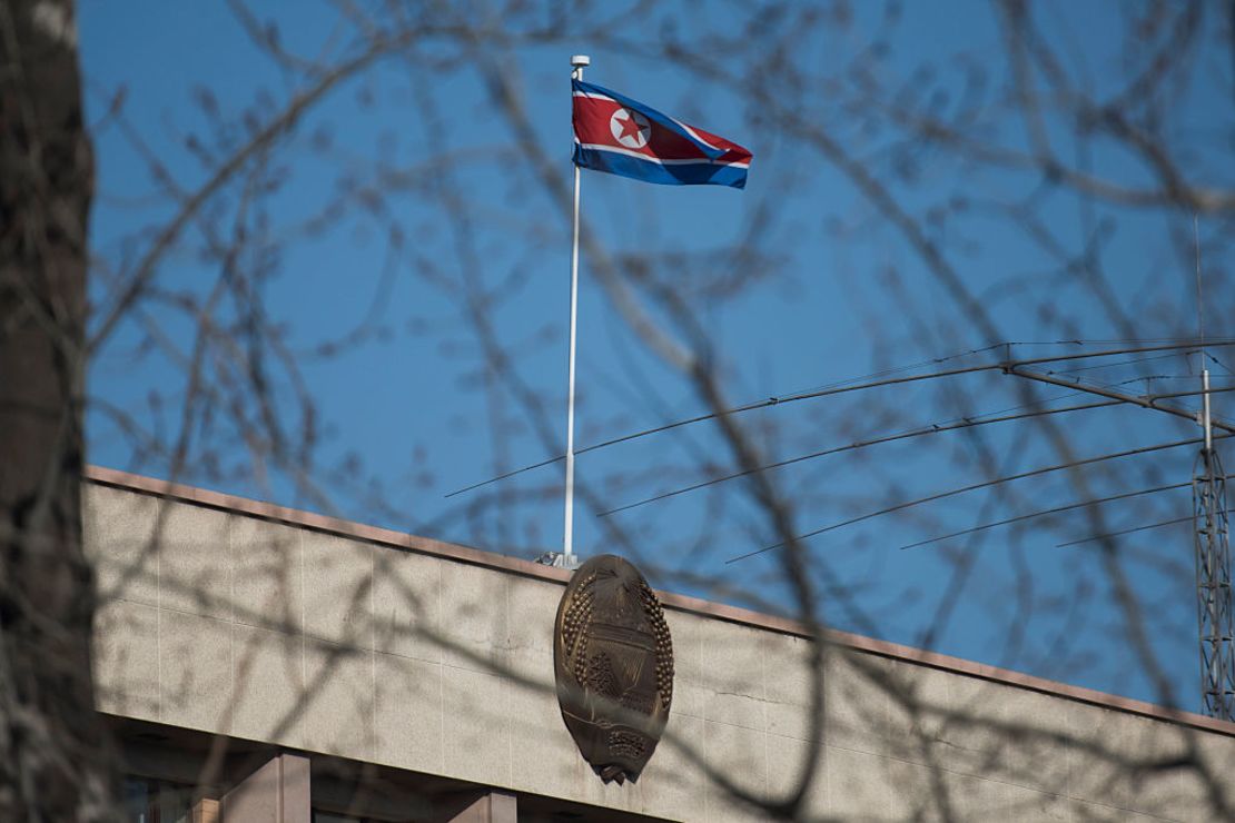 La bandera norcoreana ondea en en la embajada de Corea del Norte en Beijing.