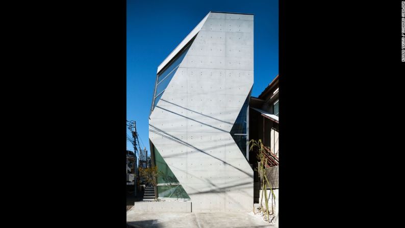 R Torso C - Situada en el corazón de Tokio, esta residencia de 103,77 metros cuadrados, está construida sobre una parcela de 65 metros cuadrados de terreno. Atelier Tekuto incorpora un sistema de circulación térmica y materiales ecológicos, inventando un nuevo tipo de hormigón reciclable llamado Shirasu, a partir de depósitos de cenizas volcánicas.