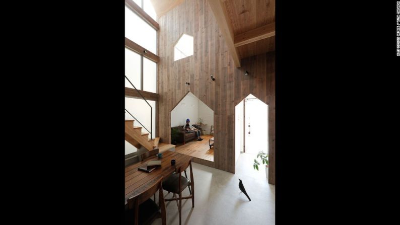 Casa Hazukashi - En Kyoto, la Casa Hazukashi tiene una superficie total de 93,37 metros cuadrados, en dos pisos. La Oficina de Diseño ALTS permitió que hubiera gran abundancia de luz natural y creó una habitación familiar en el centro de la casa.