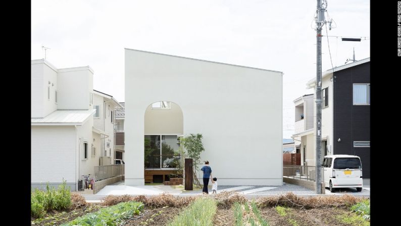 Casa Outsu - Apodada la "casa cómoda" de 105,44 metros cuadrados de la Oficina de Diseño ALTS, tiene un ambiente acogedor con varios tipos de madera, luz natural, puertas en forma de bóveda y ventanales curvos.