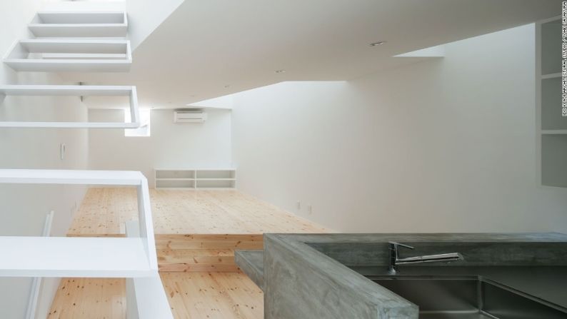 Casa en Tamatsu – La propiedad de 94,39 metros cuadrados está situada en Osaka y diseñada por el Estudio de Arquitectura Ido Kenji. Un hogar para una familia de cuatro, los arquitectos diseñaron los espacios para vivir, lo más amplio posible.