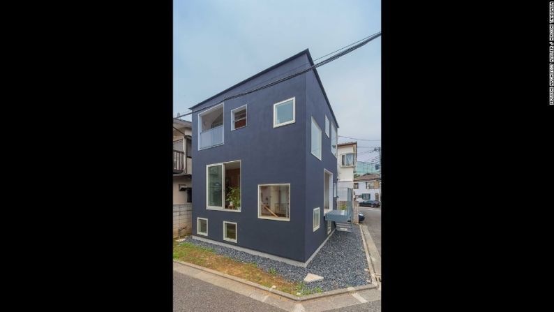 Casa en Kitakarasuyama - Mizuishi Architect Atelier tenía sólo una parcela de tierra de 78 metros cuadrados para trabajar, pero se las arregló para crear un espacio interesante con varios tipos de madera, un pequeño jardín y ventanas versátiles.