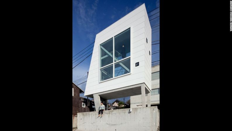 Casa Ventana – Con tan sólo 23,97 metros cuadrados, está casa tiene el nombre apropiado. Dos enormes ventanas muestran el mar en un lado y la montaña en el otro.