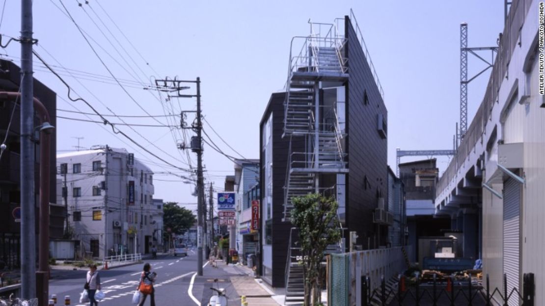 Esta parcela de tierra triangular está en la intersección de dos calles. Atelier Tekuto lo convirtió en un amplio taller y casa privada, con ventanas colocadas estratégicamente para equilibrar la privacidad y la luz natural.