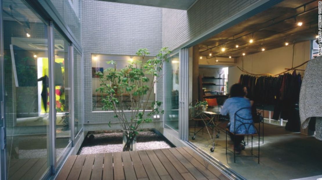 La combinación de una tienda y casa privada, 'Wakka' incorpora un montón de detalles naturales, tales como un pequeño jardín de piedra y una serie de puertas corredizas que ofrecen más espacio al aire libre.