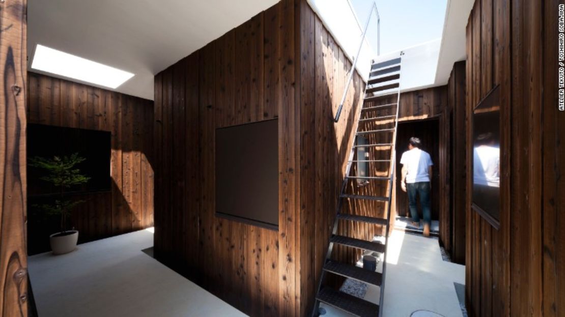 Usando materiales naturales como la madera de cedro y terrazo, Atelier Tekuto creó una morada inspirada en la naturaleza para una familia japonesa.