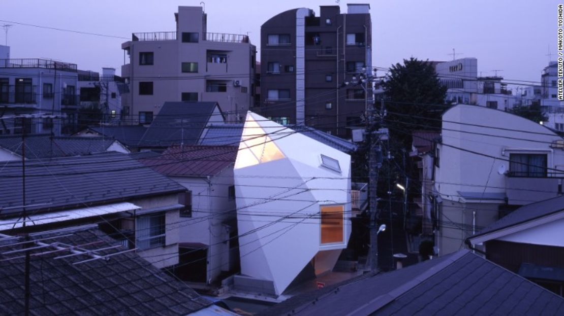 Atelier Tekuto se acercó 'Reflexión de Mineral' con una mente abierta. Los clientes solicitaron un diseño resistente que fuera una pieza memorable de la arquitectura al tiempo que proporcionara la cantidad máxima de espacio habitable.