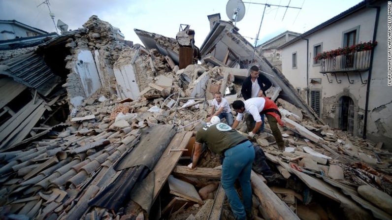 Residentes de Amatrice buscan víctimas entre los escombros.