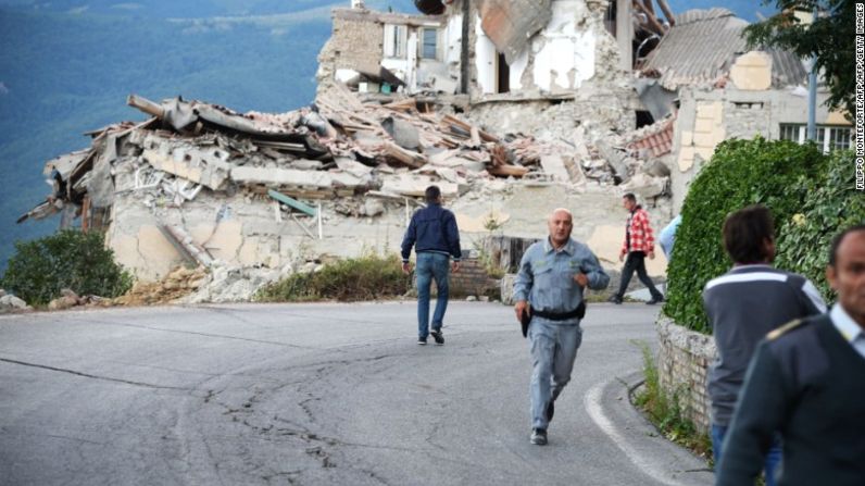 Una de las zonas más afectadas fue Amatrice. Su alcalde, Sergio Pirezzi, dijo a la RAI que "la mitad de la ciudad desapareció".