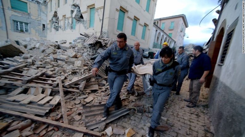 Miembros de Protección Civil participan en las labores de rescate.