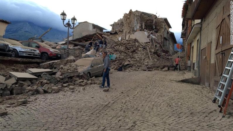 Así quedó una calle en el centro de Amatrice.