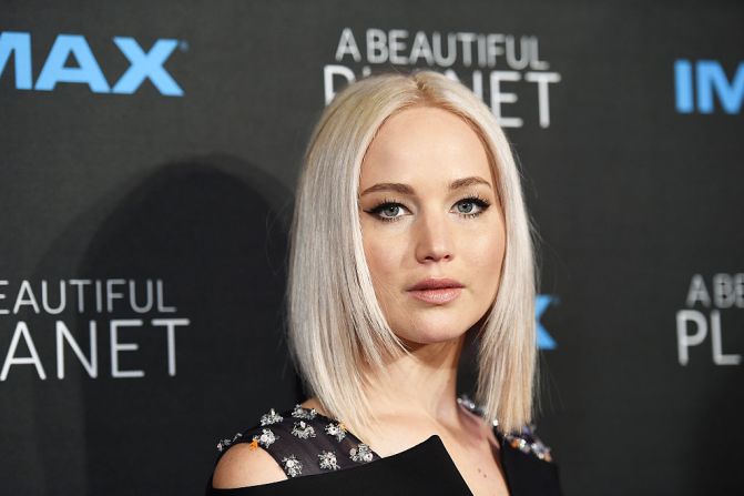 1. Jennifer Lawrence — En el último año Jennifer Lawrence obtuvo 46 millones de dólares y ocupa por segunda vez consecutiva el primer lugar de la lista de las actrices mejor pagadas del mundo. La actriz, que obtuvo sus ganancias gracias a su papel protagónico en la saga de películas de los Juegos del Hambre, no logró superar la cifra anterior de 52 millones de dólares del año pasado.