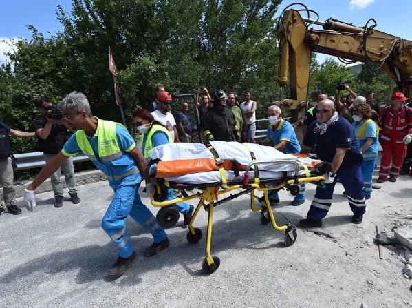 Cientos de personas perdieron la vida en el terremoto que sacudió el centro de Italia este miércoles.