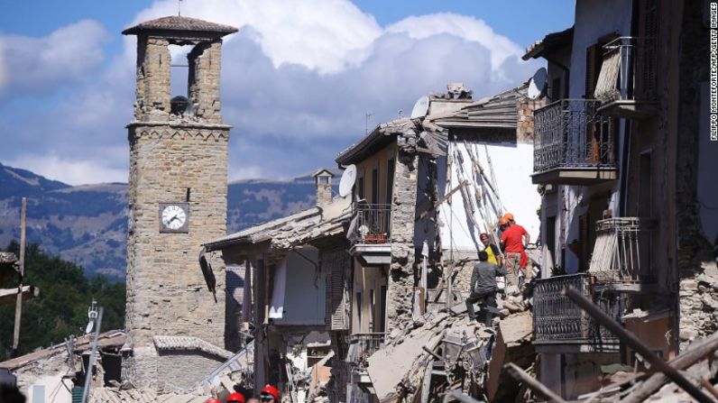 Imagen de la Torre del Reloj en Amatrice, que resistió el terremoto, aunque registró daños y está rodeada de edificios derruidos.