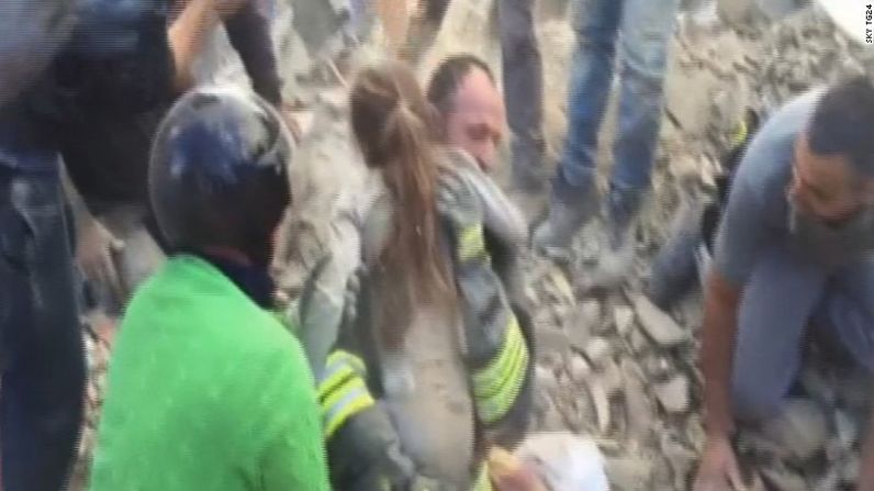 Imagen del rescate de una niña de 8 años en Amatrice.