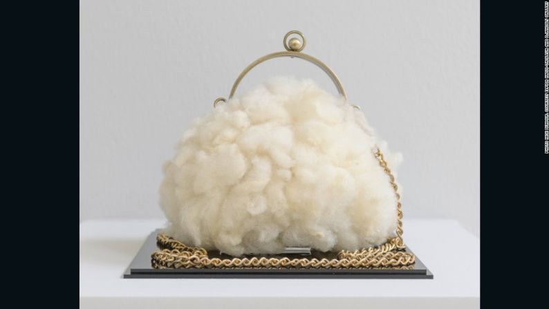 Elpida Hadzi-Vasileva, 'Ladies Purse 4' (2011), se exhibe en la Galería Djanogly, foto de Nick Dunmur – "He pasado años y años tratando preservar ciertas cosas de diferentes maneras. La piel no es ningún problema, pero es muy difícil mantener los órganos vivos. Son frágiles".