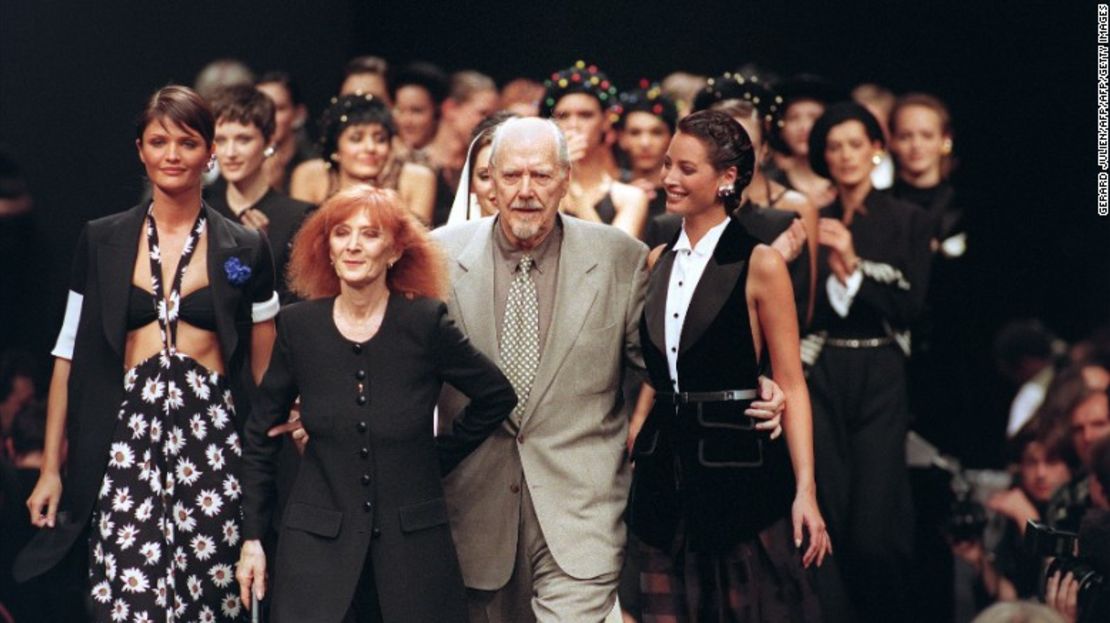 Sonia Rykiel con Helena Christensen, Christie Turlington y el director Robert Altman en su desfile de primavera-verano de 1994.