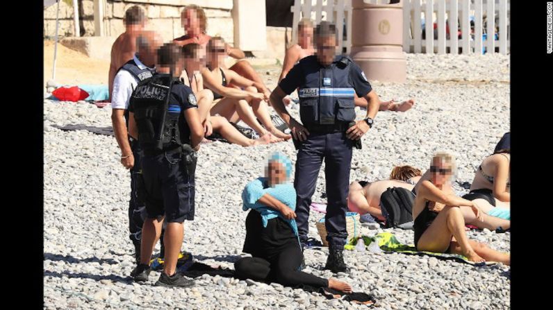 Prohibición del burkini — Las imágenes de unos policías armados obligando a una mujer en una playa de Niza a quitarse parte de su ropa generó indignación en redes sociales luego de que esta fotografía se volviera viral. La polémica prohibición del burkini fue revocada recientemente por el Consejo de Estado de Francia.